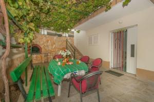 Apartments with parking space Omis - 14422