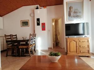 Apartments by the sea Tisno, Murter - 14410