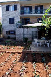 Apartments with parking space Supetar, Brac - 14426