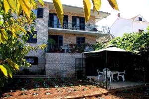 Apartments with parking space Supetar, Brac - 14426