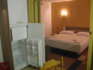 Apartments with parking space Supetar, Brac - 14426