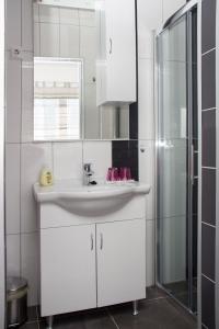 Apartments by the sea Krilo Jesenice, Omis - 14459