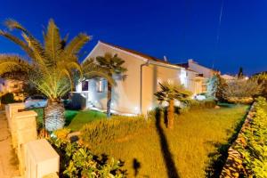 Apartments with parking space Supetar, Brac - 16294