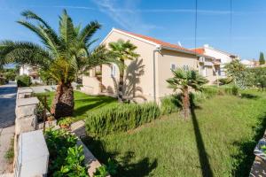 Apartments with parking space Supetar, Brac - 16294