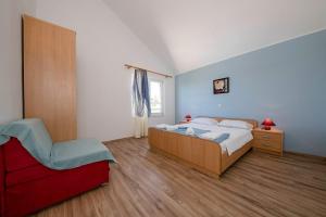 Family friendly apartments with a swimming pool Palit, Rab - 16330