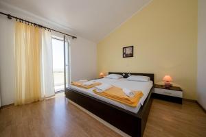Two-Bedroom Apartment with Terrace and Sea View room in Family friendly apartments with a swimming pool Palit Rab - 16330
