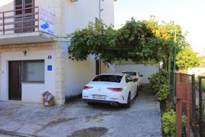 Apartments with a parking space Kastel Stari, Kastela - 16344