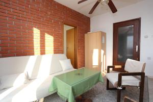 Apartments with a parking space Kastel Stari, Kastela - 16344