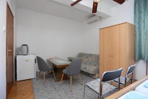 Apartments with a parking space Kastel Stari, Kastela - 16344