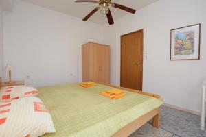 Apartments with a parking space Kastel Stari, Kastela - 16344