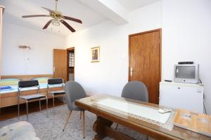 Apartments with a parking space Kastel Stari, Kastela - 16344