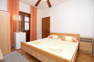 Apartments with a parking space Kastel Stari, Kastela - 16344