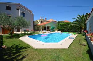 Family friendly apartments with a swimming pool Zadar - 16336