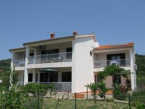 Apartments with parking space Palit, Rab - 16356 