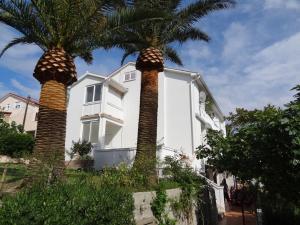 Apartments with parking space Rab - 16359