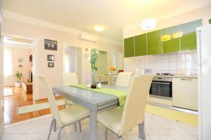 Apartments with WiFi Split - 16420