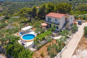 Holiday house with a swimming pool Rogac, Solta - 16444