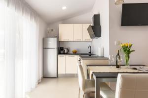 Apartments by the sea Mali Rat Omis 16437