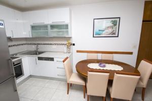 Apartments with a parking space Omis 16497