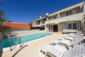 Family friendly apartments with a swimming pool Zadar - Diklo, Zadar - 16493