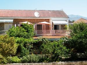 Apartment Sucuraj 16404b - 3hvězdičkové hotely ve městě Sućuraj