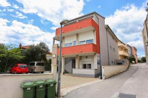 Apartments with a parking space Makarska - 16430