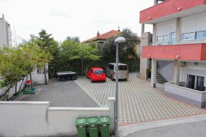 Apartments with a parking space Makarska - 16430