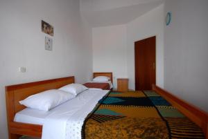 Apartments and rooms with a swimming pool Kali, Ugljan - 14083