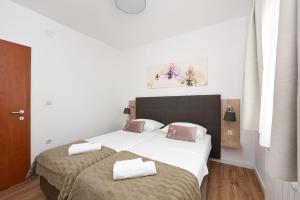 Apartments by the sea Starigrad, Paklenica - 14113