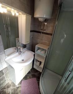 Apartments by the sea Martinscica, Cres - 14334