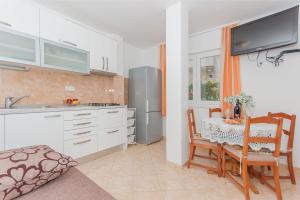 Apartments with parking space Omis - 14422