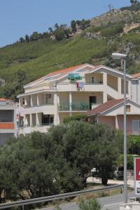 Apartments with a parking space Tucepi, Makarska - 14457