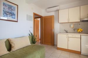 Apartments with parking space Tucepi, Makarska - 14457