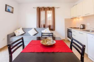 Apartments with parking space Supetar, Brac - 16294