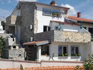 Apartments by the sea Omisalj, Krk - 16512 