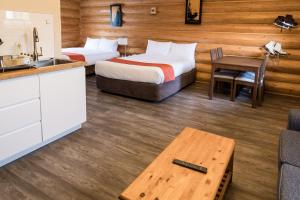 Glacier House Hotel & Resort