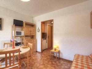 Appartements Appartement Saint-Chaffrey , 1 piece, 2 personnes - FR-1-330E-66 : photos des chambres