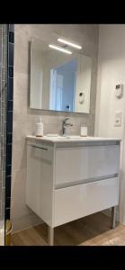 Large studio direct access to the beach