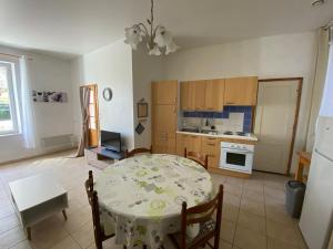 Appartements Les Platanes - Van Gogh Rez de Jardin : photos des chambres