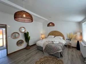 Hedgehog Lodge at Owlet Hideaway - with Hot Tub, near York - Seaton Ross