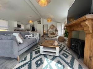 Hedgehog Lodge at Owlet Hideaway - with Hot Tub, near York