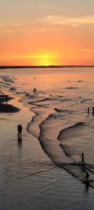 The Lawrence, Redcar - 2 Bedroom Victorian House - Free On-Street Permit Parking, Fast Wifi, Virgin TV - Perfect for Contractors, Families and Couples