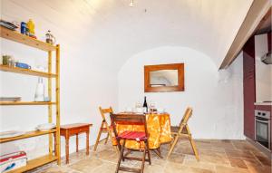 Maisons de vacances Awesome home in Estagel with 2 Bedrooms and WiFi : photos des chambres