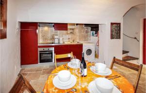 Maisons de vacances Awesome home in Estagel with 2 Bedrooms and WiFi : photos des chambres