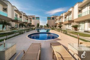 Duplex com piscina à beira mar e 03 suítes