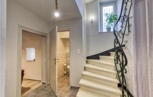 Maisons de vacances Beautiful Home In Baraqueville With Wifi : photos des chambres
