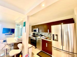 Premium Modern waterfront apartment with Miami Skyline view on the bay 5 mins drive to Miami Beach with free parking