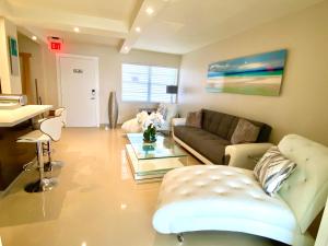 Premium Modern waterfront apartment with Miami Skyline view on the bay 5 mins drive to Miami Beach with free parking
