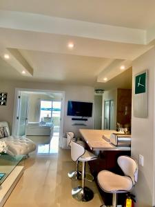 Premium Modern waterfront apartment with Miami Skyline view on the bay 5 mins drive to Miami Beach with free parking