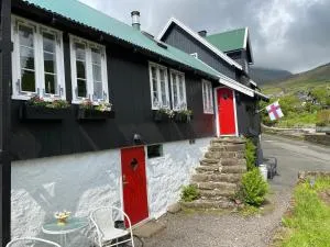 Charming and Authentic Heritage Retreat in Kvívík - right next to the river - Kvívík